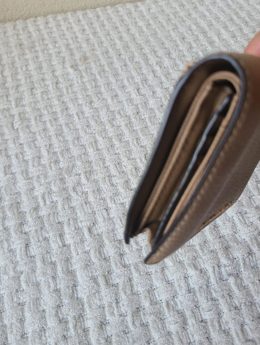 MICHAEL KORS Pebbled Leather Small Wallet in Beige with Gold Logo - Picture 3 of 12